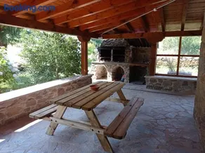 Amplia y cómoda casa de piedra con porche y jardín - Image 1