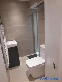 Lovely Home with full en-suite double bed rooms - Image 3