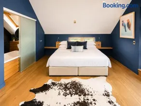 PRINT ROOM 2 - Stylish Loft Apartment with Private Balcony - Image 2
