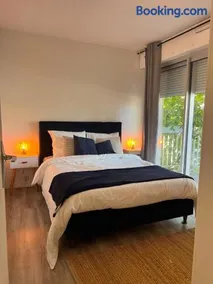 Appartement élégant pour 4 voyageurs avec parking sécurisé à proximité de la gare - Image 1