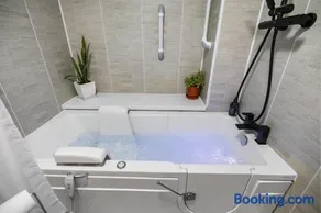 Substantial 5 bedroom townhouse with disabled access apartment, private off road parking space with EV point from 15th April 26, jaccuzi bath, Netflix and Wifi, near Argyle, boutique shops eateries and pubs - Image 5