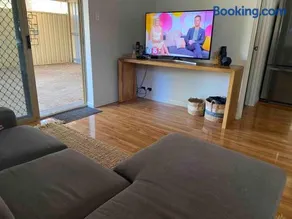 Modern spacious apartment, Airconditioned, WIFI & coffee machine - Image 4