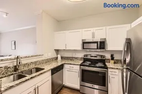 Crest at Midtown 1323 l 1 Bedroom 1 Bath - Image 2