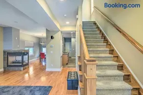 Central Cleveland Gem w/ Direct Skyline View! - Image 2