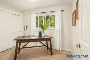 Remodeled Bellevue Family home w AC close to everything - Image 2
