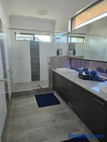 Private king bed guest suite - Image 3