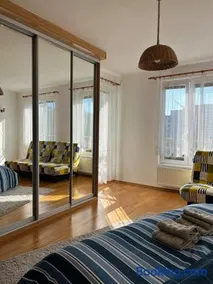 Spacious 1-Bedroom Apartment with Private Parking - Image 4