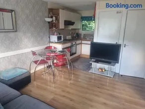 Villa Sleeps 4 with Free Parking - Image 3
