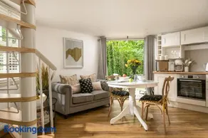Honeycomb Treehouse in the Heart of Dorset - Image 4
