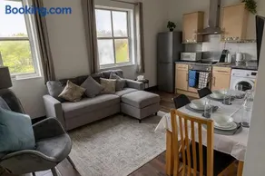 Luxury 2 Bed Apartment in City Center with Parking - Image 2