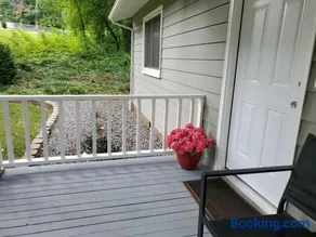 Jurney Home A Private 3BR Bungalow Min to Downtown - Image 4