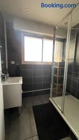 Appartement élégant pour 4 voyageurs avec parking sécurisé à proximité de la gare - Image 3