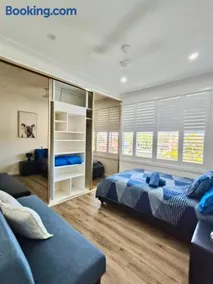 Large Coastal Home in the Heart of the Entrance! Sleeps 18 - Image 2