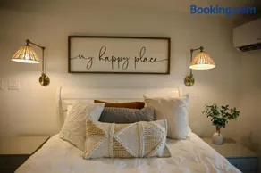 Bamboo Bungalow - waterfront studio near beach - Image 1