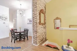 Historic District Apartment Quiet Street Central Location! - Image 2