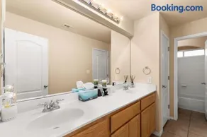 Sleep on the Cloud - 5 Bedrooms - Corner Lot - Image 5