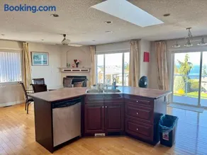 Spacious 2-Bedroom Main Level with Panoramic Ocean Views in Nanaimo - Image 3
