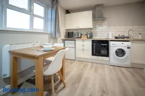 Modern Town Centre Apartment - Image 2