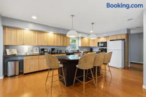 Lakefront Home in Madison - Private Beach - Image 3