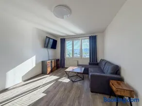 Simcity I Views apt with balcony, EV charger, Gym and grocery stores near by 5 min walk to city center 24 7 self check in - Image 3
