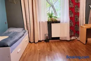 Colourful 2.5 Bedroom With Large Balcony & Garden. - Image 3