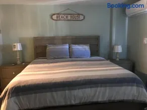 Beautiful remodeled condominiun with an impecable view to the beach and city avenues walk distance to the beach - Image 3