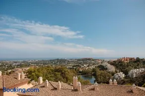 Penthouse with sea views in Nueva Andalucia - Image 3