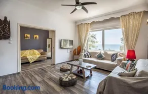 MALAMA S BEACH HOUSE - Image 1