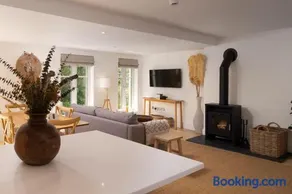 Clifftop Watch, River View and Balcony, 1 BR, Parking, Beach 10 min walk - Image 3
