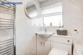 Comfortable 3 Bedroom Gem with 2 Bathrooms Perfect for Groups - Image 1