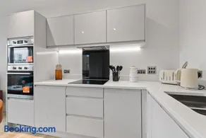 Modern 2 Bed Riverside with Parking and Wi-Fi Near Heathrow - Image 5