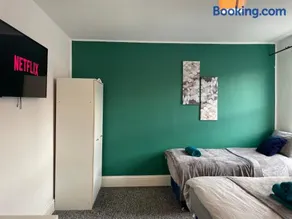 IVY GREEN HOUSE - STYLISH VALUE STAY, SLEEPS upto 7, LUXURY BEDS, CENTRAL, WIFI, NETFLIX, FREE PARKING - Image 4