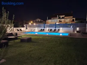 LUCY Apartments with saltwater pool and free private parking - Image 2