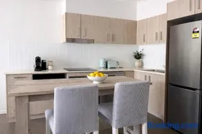Private Upstairs Retreat, 1BR Apartment - Image 3