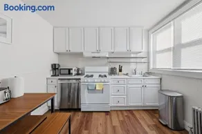 Cozy&Spacious 6Br home in Newton - Image 3