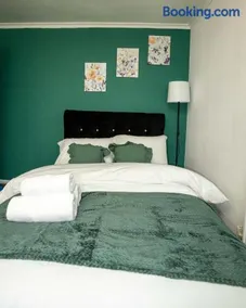 3 Bed House with Free Parking , 10 Min to i54 , Sleeps 5 , Ideal for Contractors & Families - Image 3