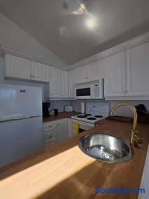 Hunts Point Rustic Coastal Retreat Deluxe Suite - Image 4