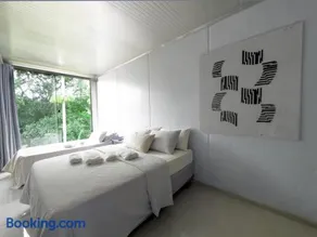 Casa Container Moderna com Vista da Natureza em Itajaí - Image 2