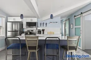Modern Waterfront Apt with Bay Views - Image 2