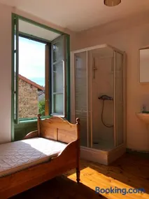 Large 100 year old house in lovely walking area - Image 3