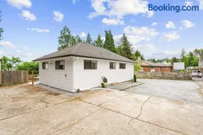 Fresh Renovated 4beds, 2baths Home Near SEA Airport & Light Rail - Image 4