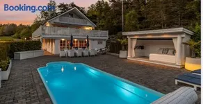 Spacious villa with heated pool and stunning view - Image 1