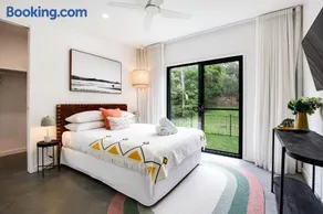 Luxury Modern 4 BR Pet Friendly Family Beach Home - Image 2