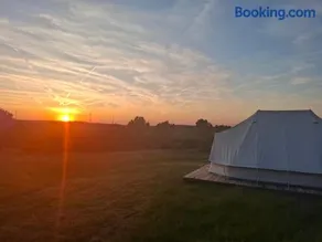 Tente glamping "Explorateurs" à la Ferme de la Chevêche - Image 1