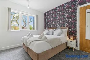 2 Van Parking - 3 Bedroom Home 2 Kings 2 Singles 4 TO 6 Beds - Fantastic House NR Edgbaston Moseley Kings Heath Digbeth Lawley Middleway Curzon Street- Solihull-NEC-JLR-BHX HS2 Works and More - by Samina Arz Stays - Image 4