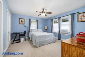 Historic 2 Bdr across from Lakeside Park - Image 3