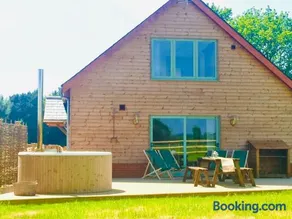 Deer Den timber clad cabin with hot tub, up private lane - Image 2