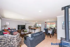 Waves And Moore - Beautifully presented home - Image 3