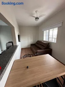 Apê no Centro com Ar, Suíte e Cozinha Completa - Image 2
