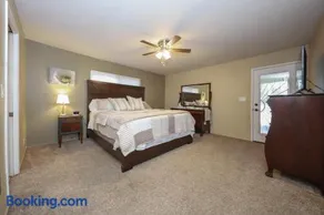 Great Location, 3BR Home Near U of A & Hospitals, Garage, Sleeps 6 - Image 1